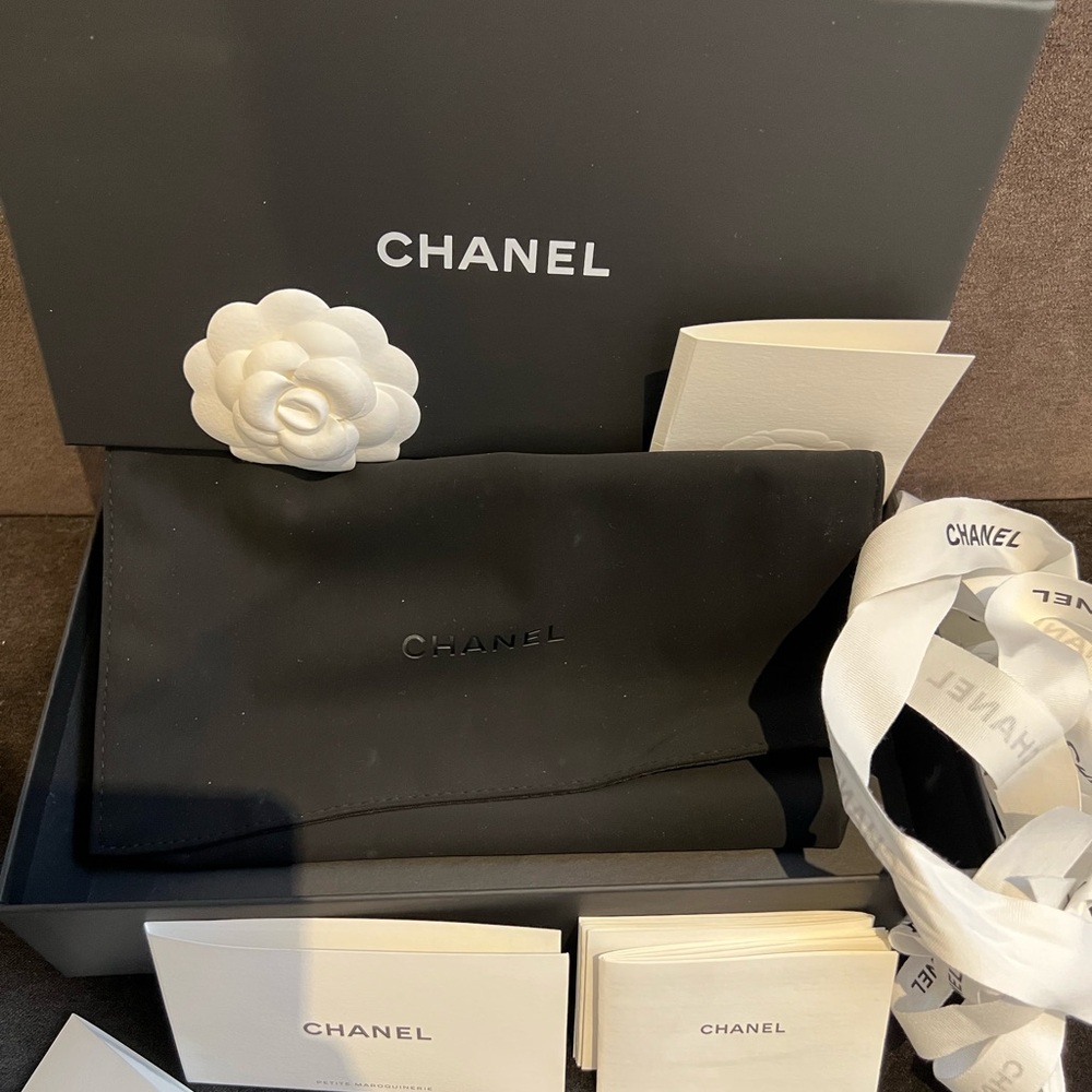 ** sold** Authentic Chanel Caviar wallet - Picture 7 of 8
